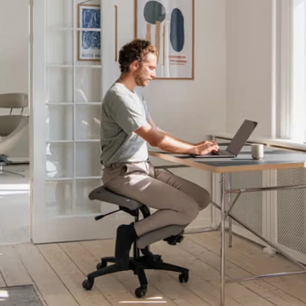 Varier-wing-Balans-ergonomic-kneeling-chair-office-chair-lifestyle2 Varier Wing Kneeling Chair in a living room setting